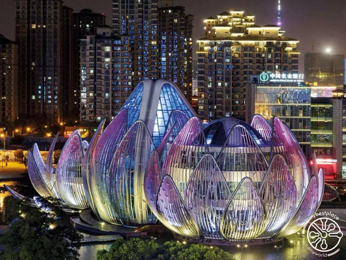 Bangunan berbentuk bunga lotus yang menyala di malam hari di Lotus Building, terinspirasi langsung dari bentuk alami tanaman.