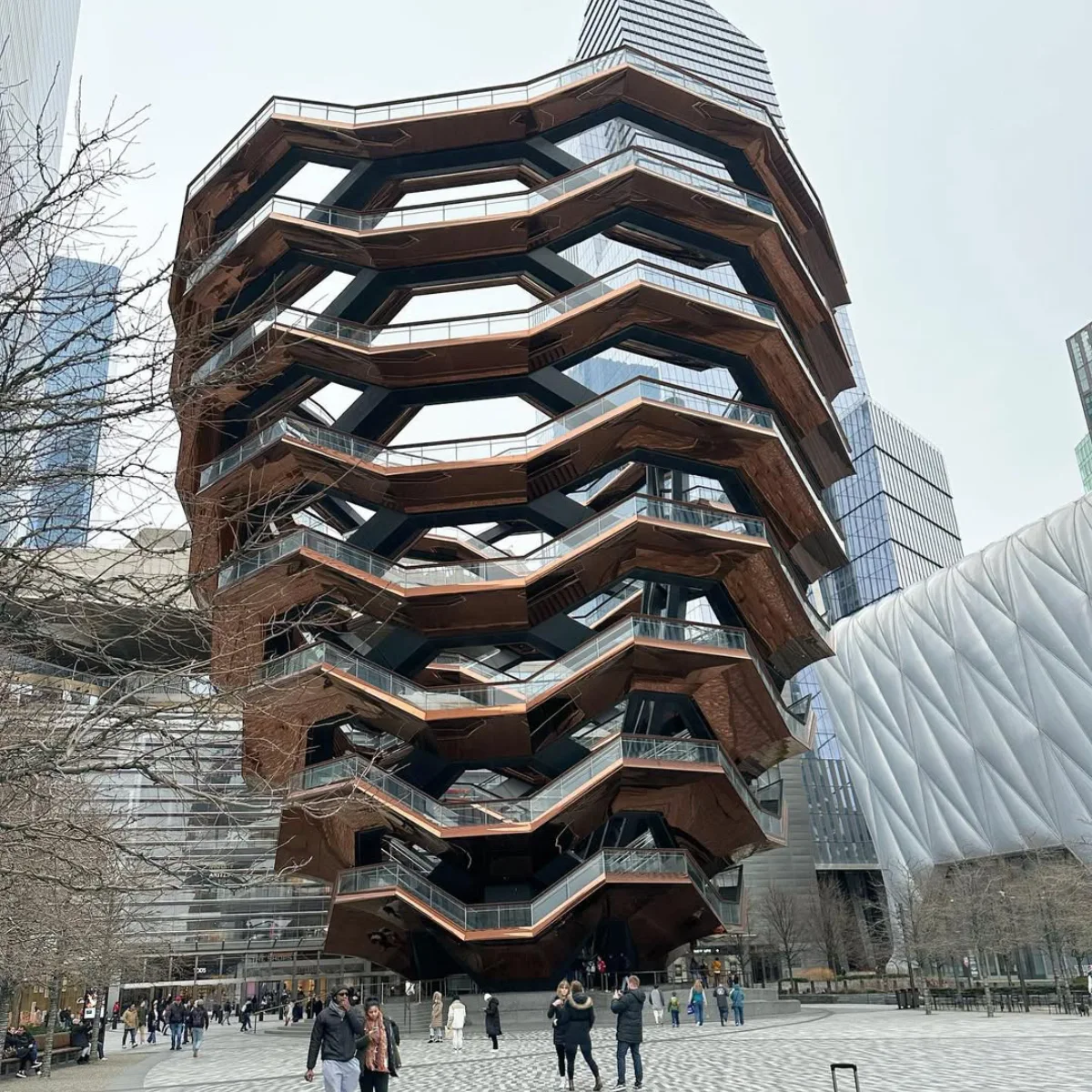 struktur tembaga sarang lebah raksasa The Vessel di New York dengan jalinan tangga melingkar di alun-alun