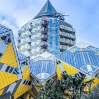 Kumpulan bangunan unik di dunia dengan desain aneh seperti rumah kubus miring dan arsitektur tidak biasa yang benar-benar ada