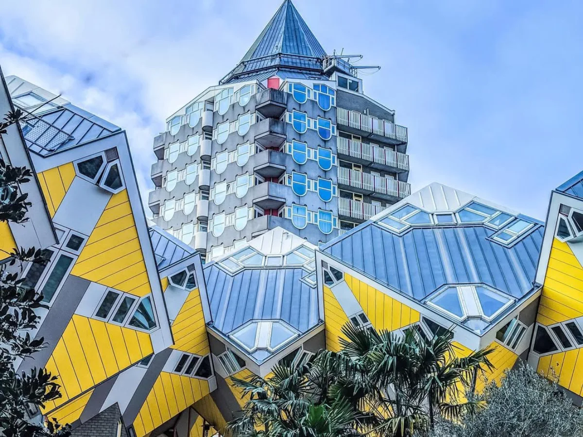 Kumpulan bangunan unik di dunia dengan desain aneh seperti rumah kubus miring dan arsitektur tidak biasa yang benar-benar ada