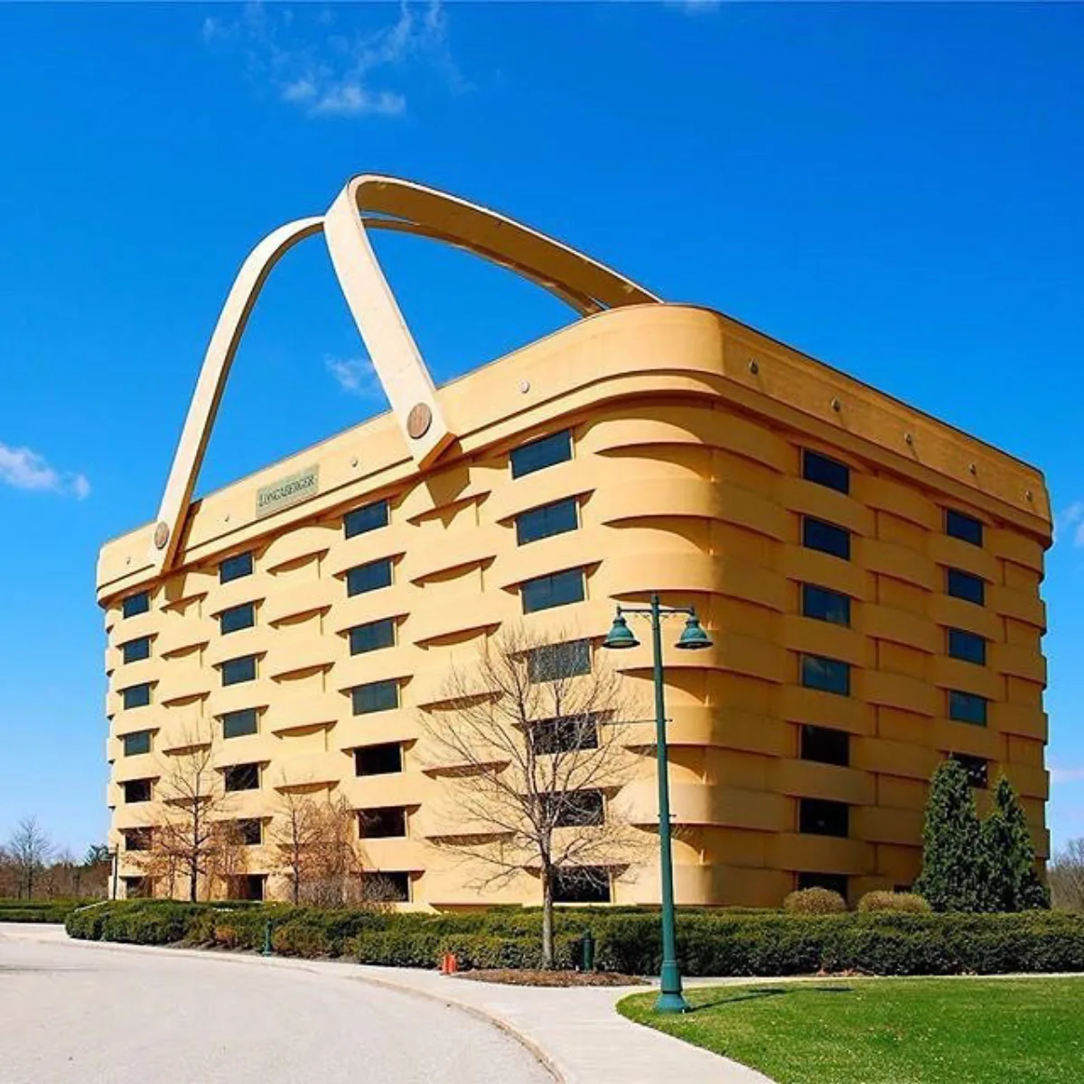 The Basket Building bangunan kantor raksasa berbentuk keranjang piknik berwarna kuning kecokelatan dengan dua gagang melengkung di bagian atapnya