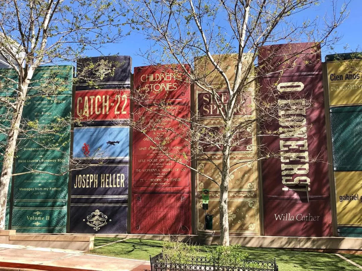 Kansas City Public Library Parking Garage dinding luar bangunan garasi parkir yang didesain menyerupai deretan buku raksasa bersandar dengan judul judul buku terkenal di bagian punggungnya