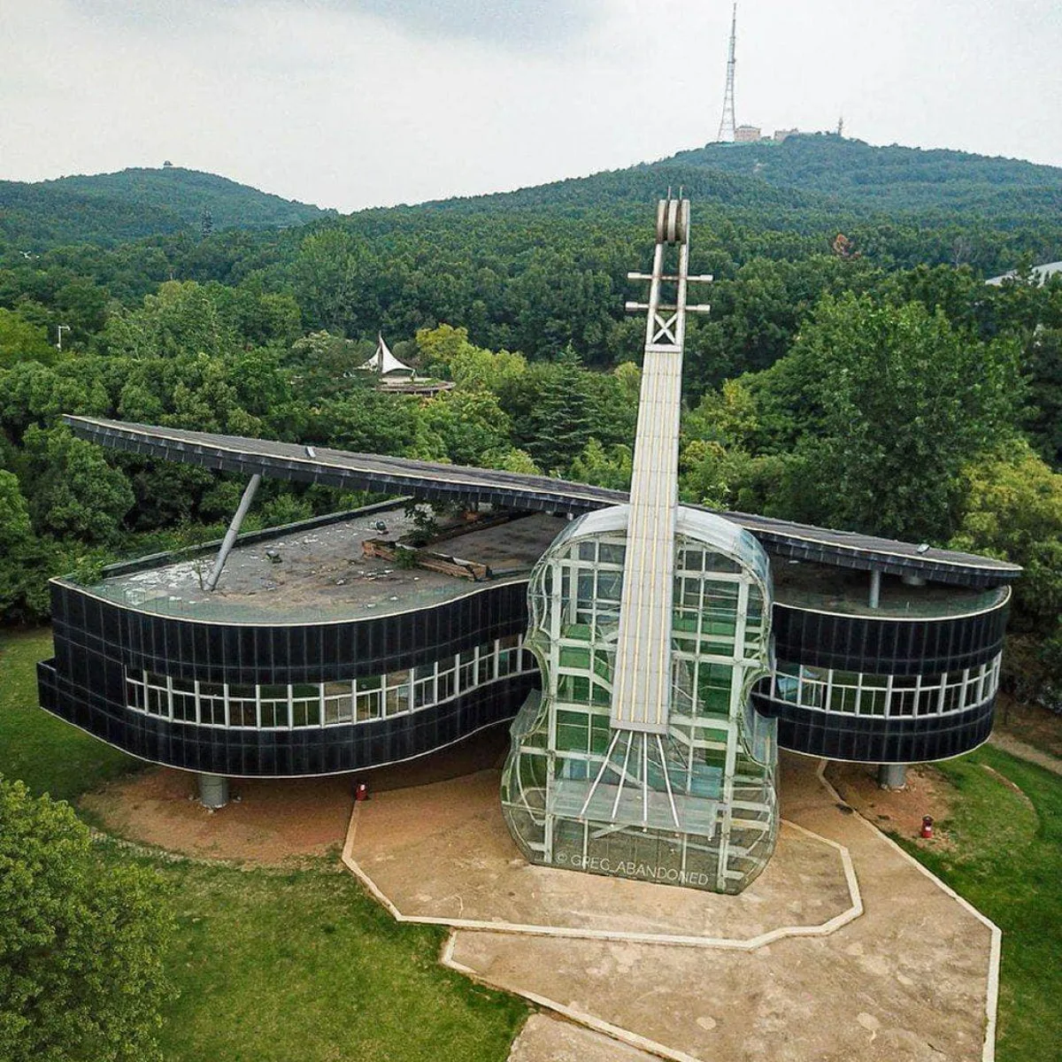 The Piano House bangunan unik berbentuk grand piano hitam raksasa dengan area pintu masuk berupa biola kaca transparan yang bersandar di bagian depannya