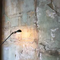 Dinding dalam rumah dengan kerak putih dan lapisan cat rusak akibat kelembapan