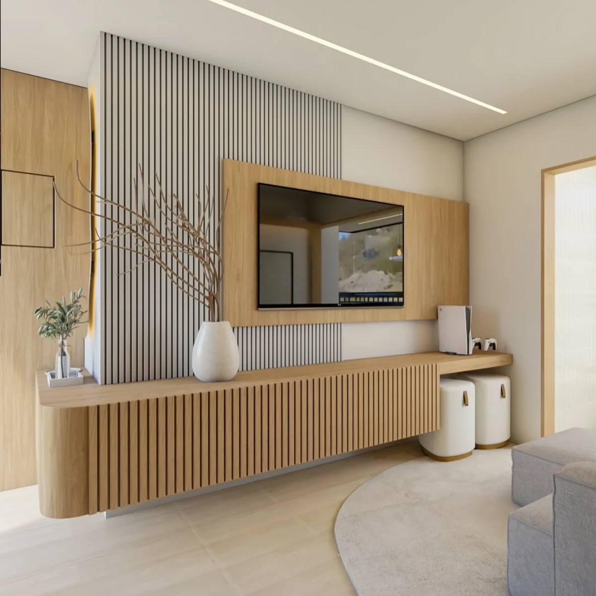 Konsol TV kayu terapung bergaya Japandi dengan panel dinding bergaris, TV yang dipasang di dinding, vas besar dengan ranting kering, dan dua ottoman putih minimalis.
