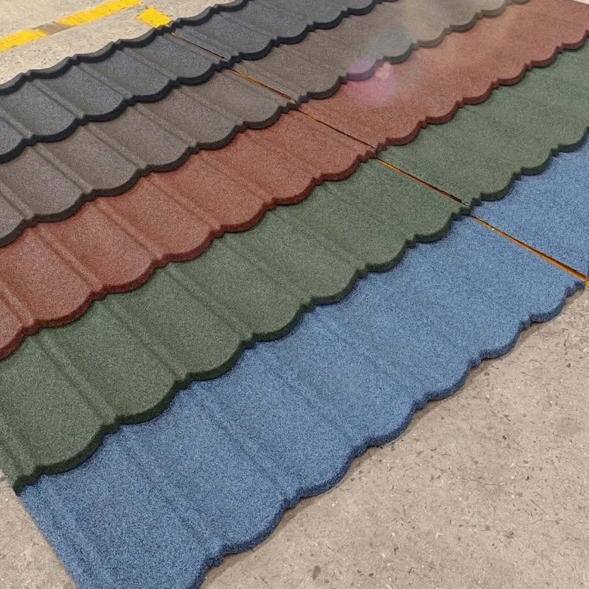 Jejeran genteng metal berpasir dalam berbagai pilihan warna mulai dari hitam, merah bata, hijau, hingga biru