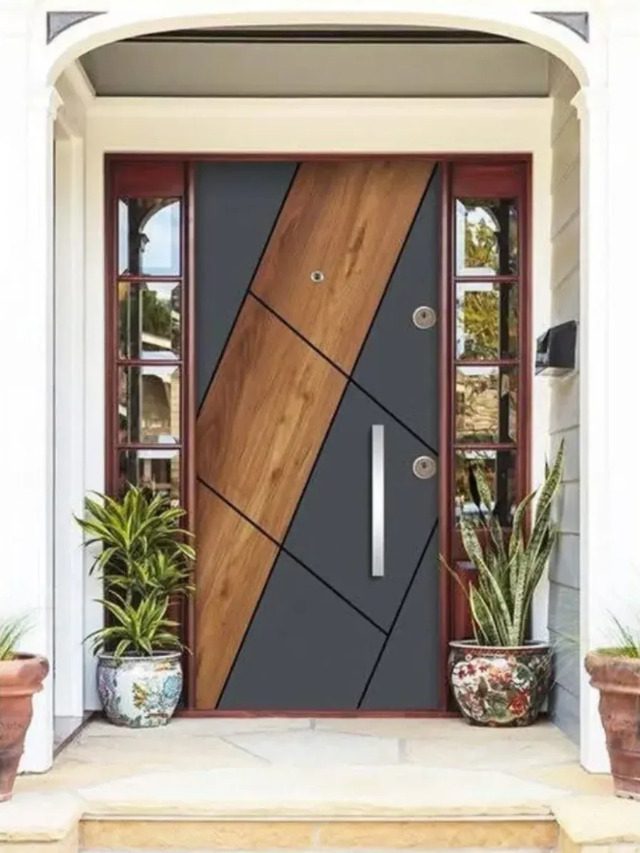 Pintu masuk rumah minimalis modern dengan desain potongan kayu diagonal besar di atas latar belakang abu-abu gelap.