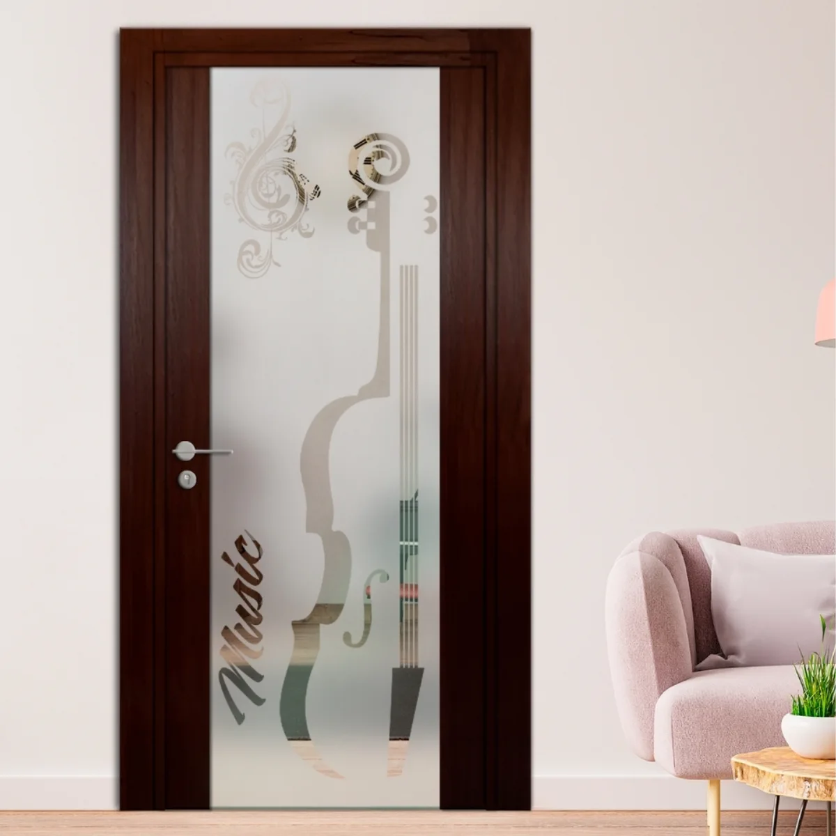 Pintu interior satu daun kayu cokelat tua dengan panel kaca buram besar menampilkan desain sandblast not musik, biola, dan teks Music, gagang perak modern, dipasang di dinding krem dengan sofa merah muda terlihat