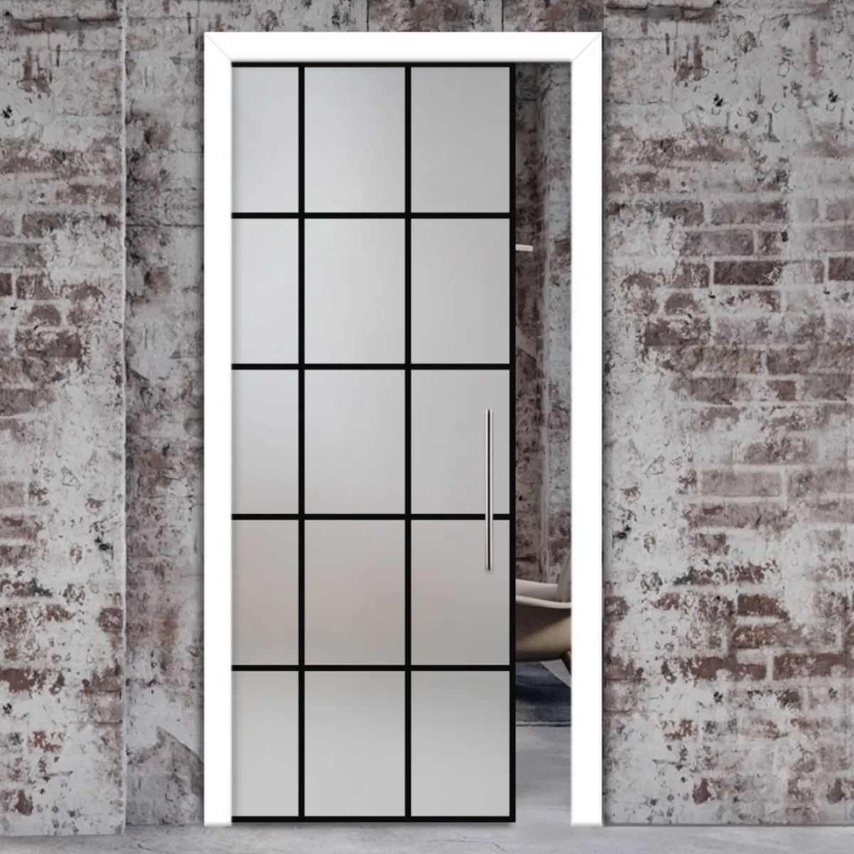 Pintu kaca buram dengan motif grid kotak-kotak hitam bergaya industrial di ruangan berdinding bata ekspos