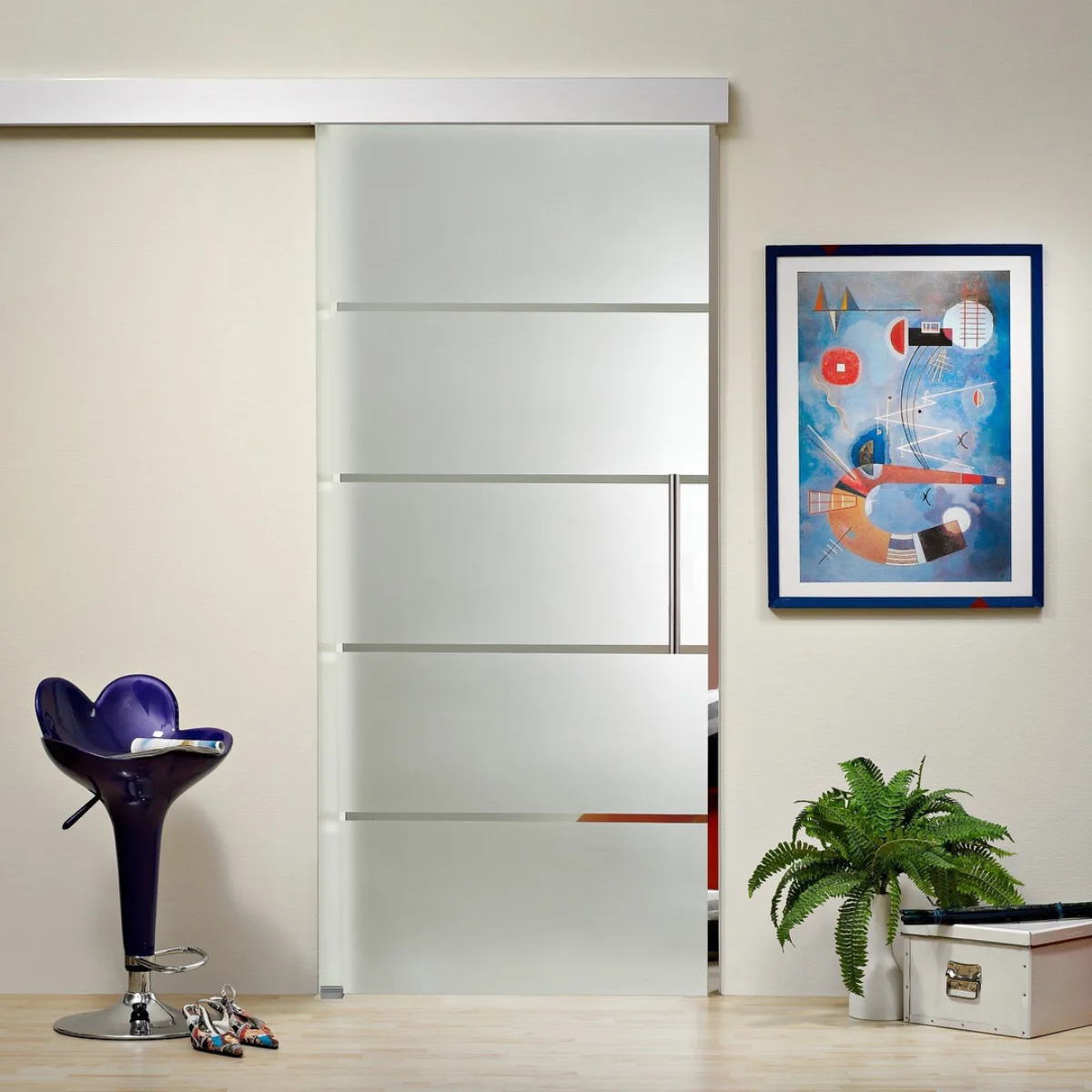 Pintu geser kaca frameless buram dengan aksen empat garis transparan horizontal di ruangan minimalis