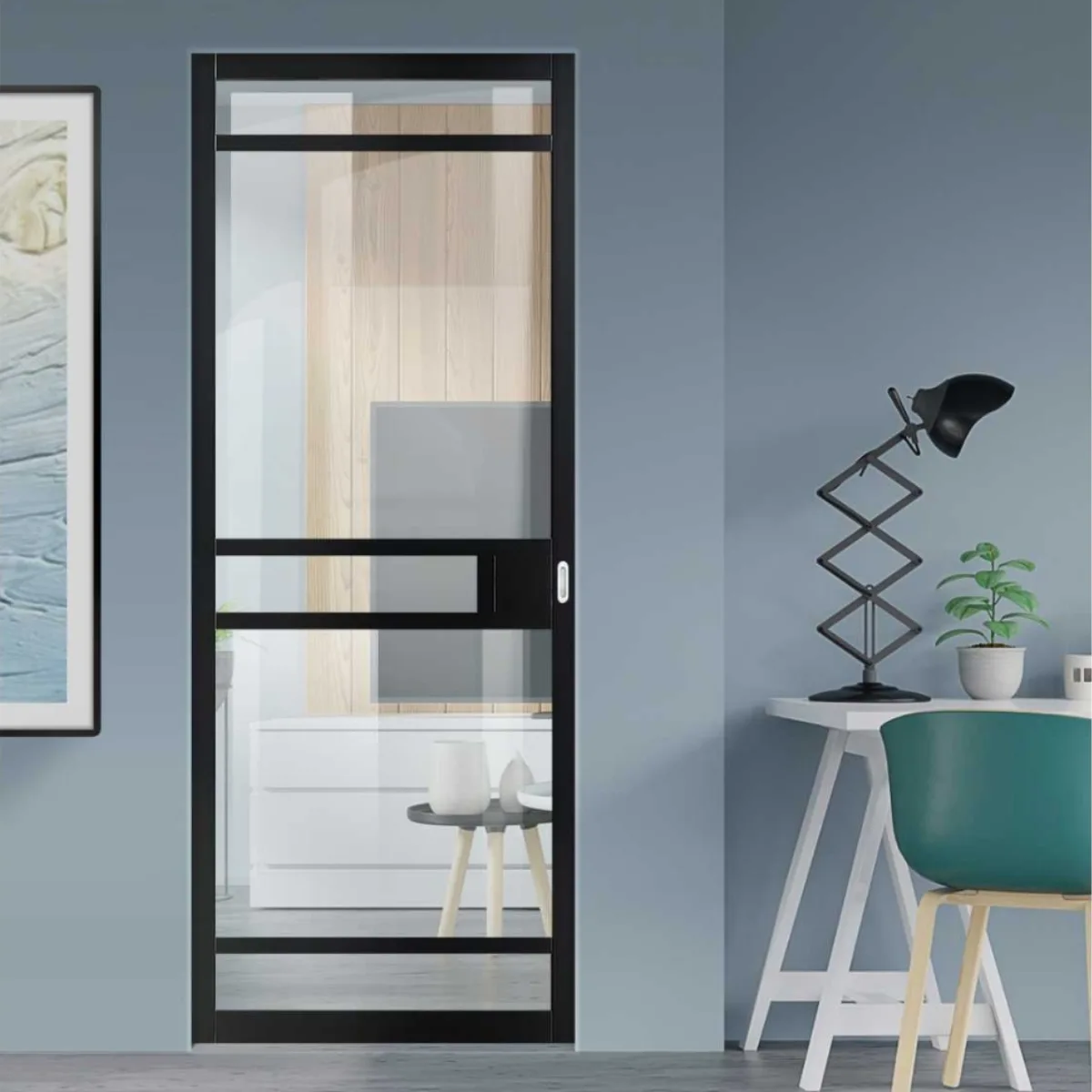 Pintu kaca bening satu daun dengan kusen aluminium hitam dan pembatas horizontal di ruangan bernuansa modern kayu