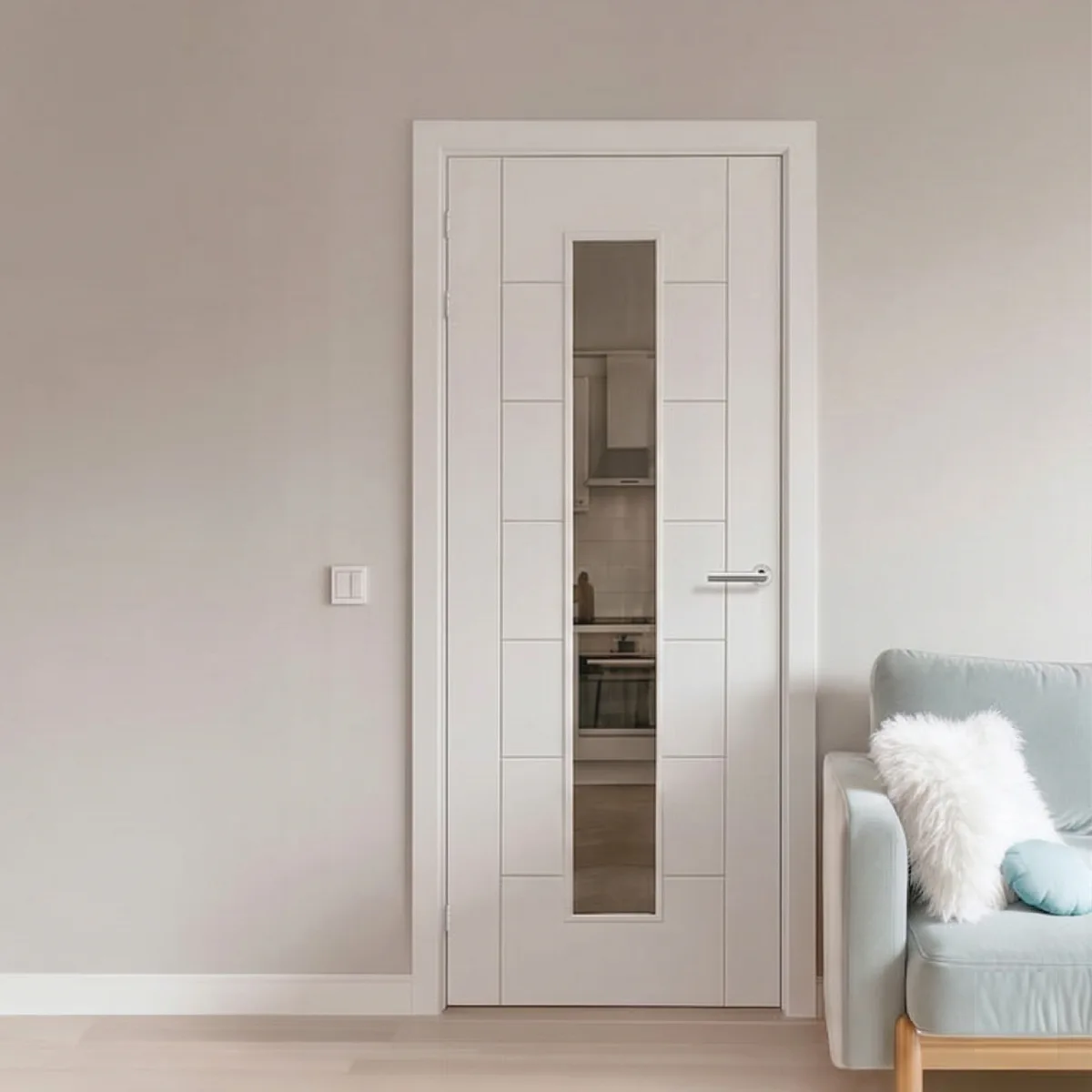 Pintu kayu putih minimalis dengan panel besar kaca fluted bertekstur garis-garis dan gagang hitam, dipasang di lorong rumah yang elegan dengan cermin bulat emas.