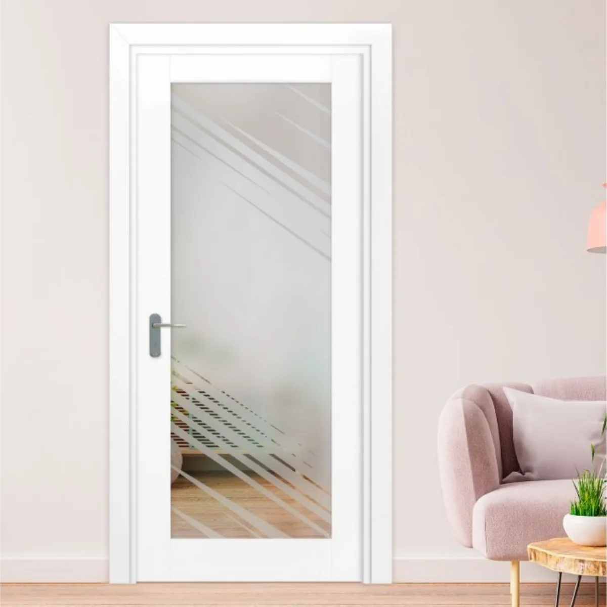 Pintu geser kayu putih dengan separuh bagian atas kaca panel kotak-kotak (French door style) dan rel hitam terlihat di atasnya, memisahkan ruang keluarga dengan ruang makan.