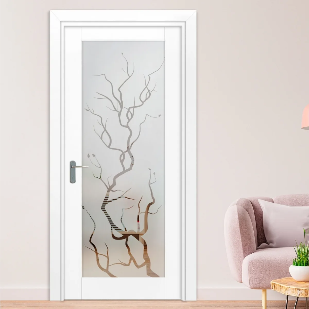 Pintu kayu berwarna biru pastel cerah dengan empat panel kaca bertekstur horizontal dan gagang hitam, dipasang di kamar tidur yang nyaman dengan wallpaper motif bunga.