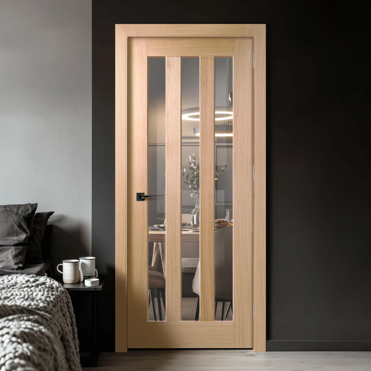 Pintu kayu sage green dengan pembagian panel asimetris antara kayu solid dan kaca fluted bertekstur, dipasang di ruang santai yang cerah dengan lantai kayu dan tanaman pot besar.