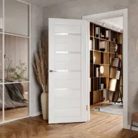 Pintu kamar satu daun minimalis elegan dari kayu berwarna putih dengan desain garis horizontal, menyatu dengan interior modern bernuansa hangat.