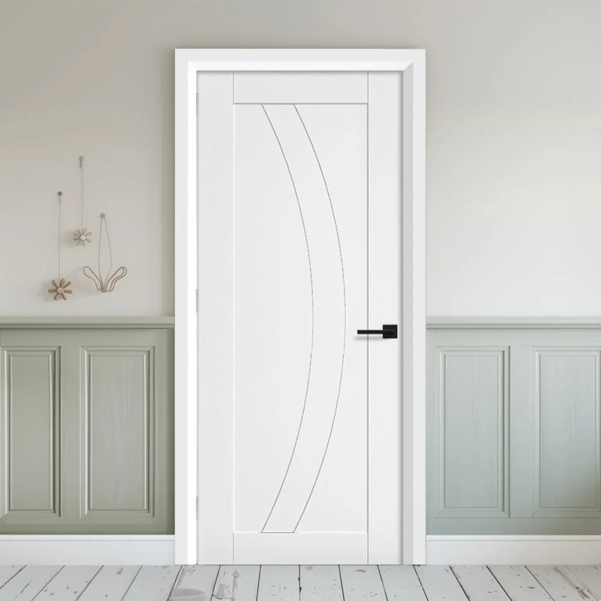 Pintu kamar warna putih minimalis dengan ukiran garis lengkung vertikal artistik.