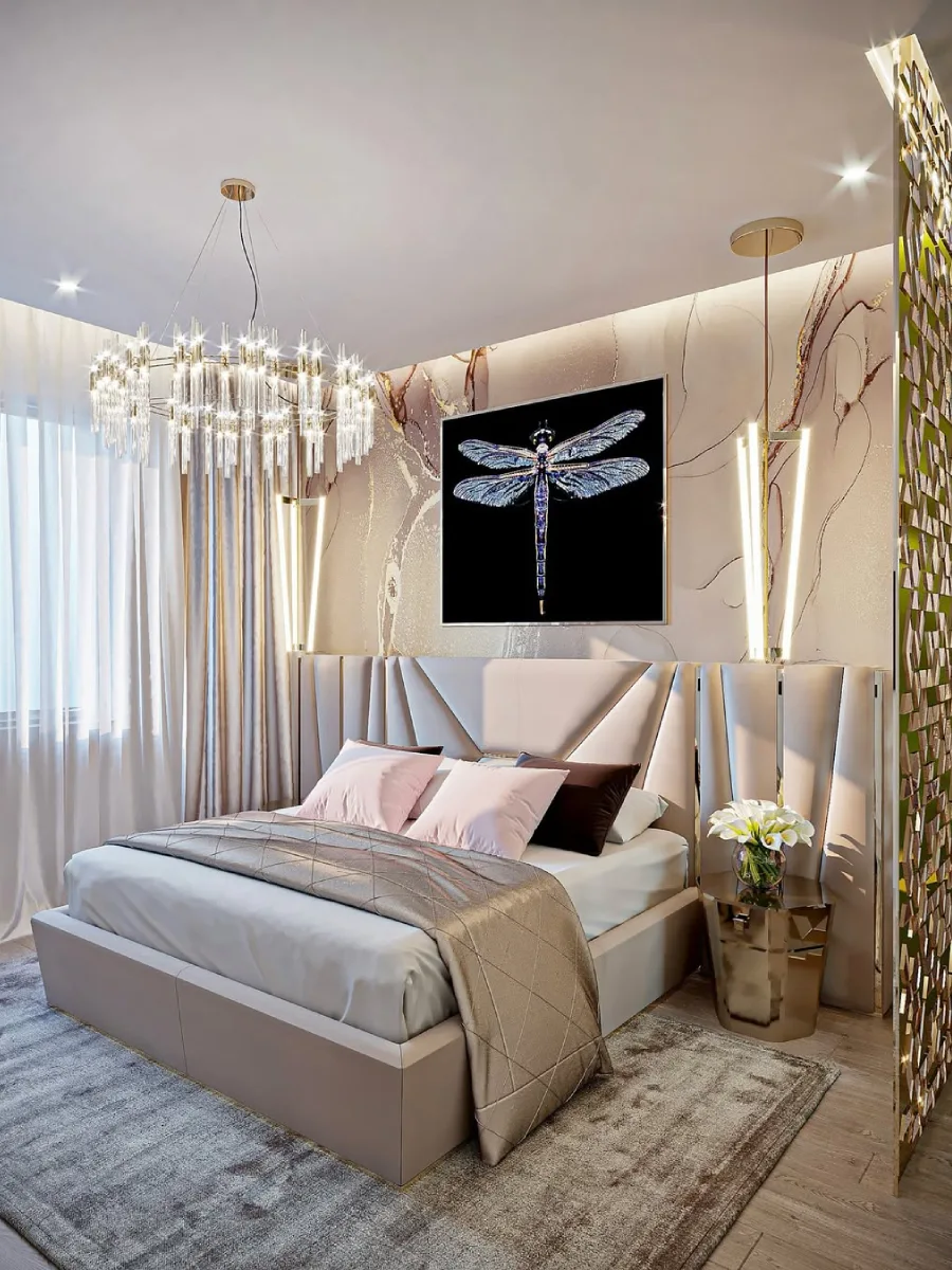 Kamar tidur utama modern dengan sandaran kepala tempat tidur berdesain geometris, karya seni capung besar, dan lampu gantung kristal