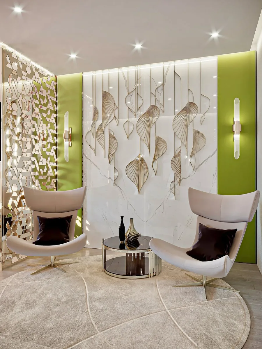 Sudut ruang santai bergaya kontemporer dengan dua kursi krem, hiasan dinding daun logam emas pada latar marmer putih, dan panel dinding hijau