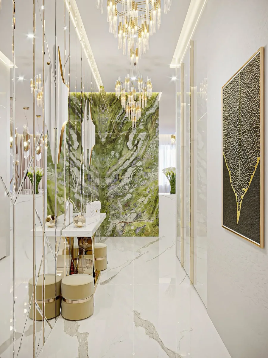 Lorong rumah yang mewah dengan lantai marmer putih, dinding cermin berdetail geometris emas, dan hiasan dinding bermotif tulang daun