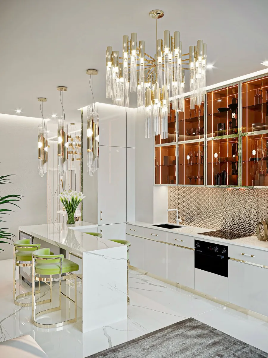 Dapur modern bernuansa putih dengan pelindung cipratan bertekstur tembaga, kabinet atas kaca dengan pencahayaan hangat, dan lampu gantung berdesain mewah