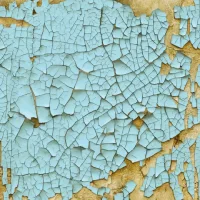 Close up cat dinding berwarna biru yang mengelupas dan retak memperlihatkan permukaan di bawahnya