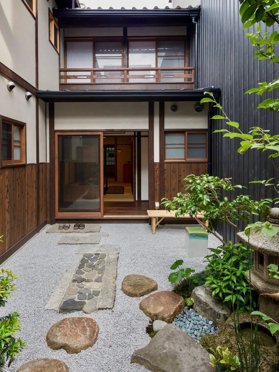 Landscape taman Jepang bergaya modern dengan tanaman minimalis dan permainan tekstur alami.