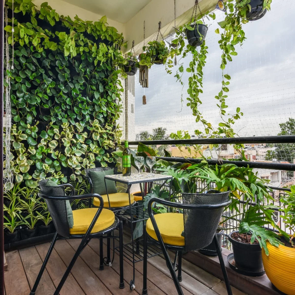 Rak dinding kayu dengan beberapa pot tanaman hias kecil, cocok untuk dekorasi interior bergaya natural.