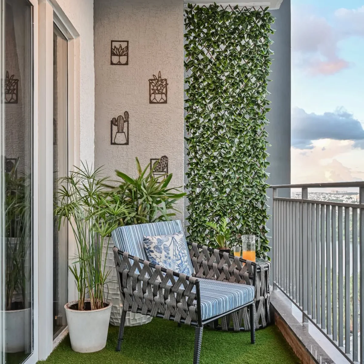 Susunan tanaman hijau dalam modul taman vertikal, dipasang pada dinding luar bangunan dengan pola tumbuh yang rimbun.