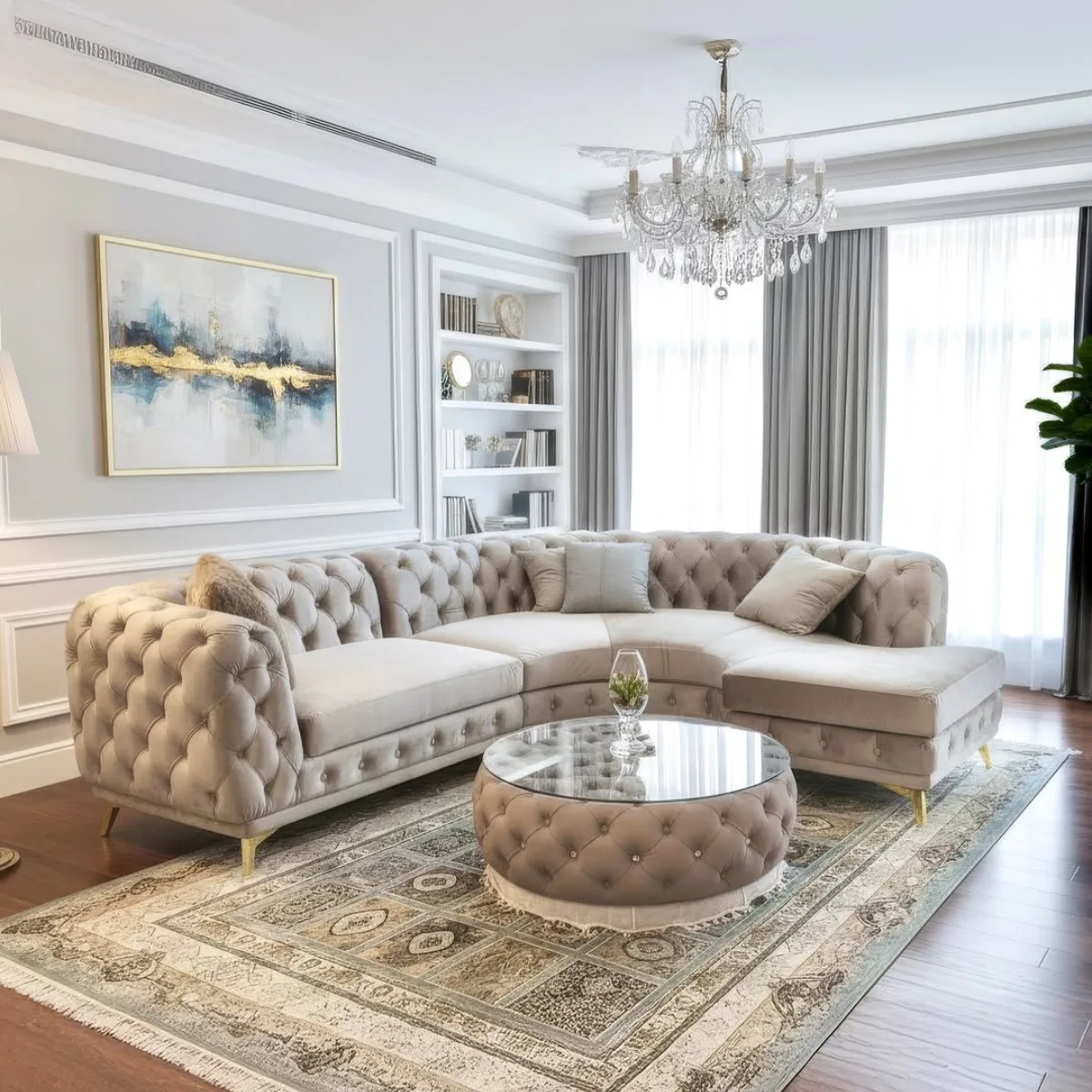 Sofa sectional melengkung desain tufted mewah warna krem beige dengan kaki emas dan meja ottoman bundar di ruang tamu elegan. Cocok untuk bagian artikel yang membahas: Chesterfield atau Sofa Sectional Mewah.