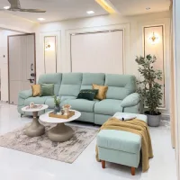 Ruang tamu estetik dengan sofa hijau pastel, karpet modern, dan dekorasi minimalis