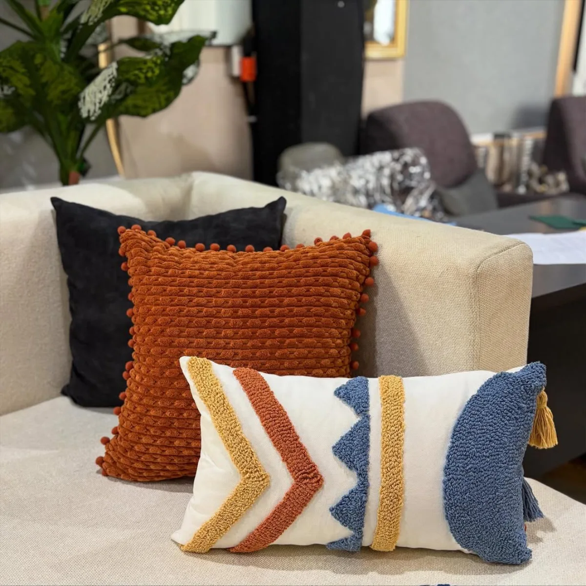 Bantal sofa ruang tamu dengan sarung bertekstur rajut dan motif warna-warni bernuansa bohemian