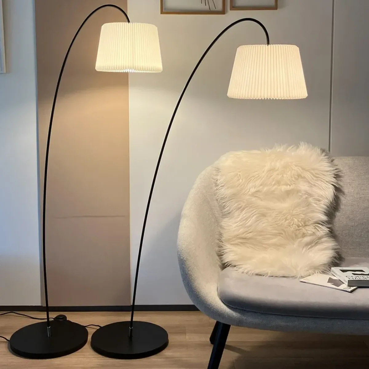 Lampu lantai standing lamp berdesain lengkung modern dengan dua kap lampu lipat untuk sudut ruang tamu