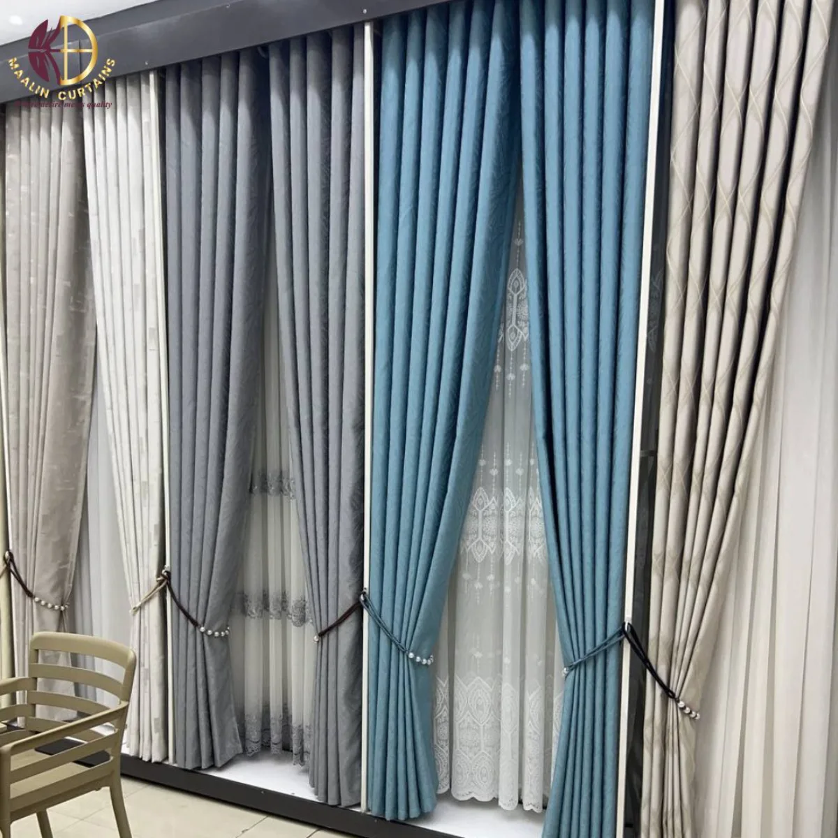 Pilihan gorden jendela ruang tamu berbahan tebal dengan lapisan vitrase dalam berbagai warna dan motif elegan