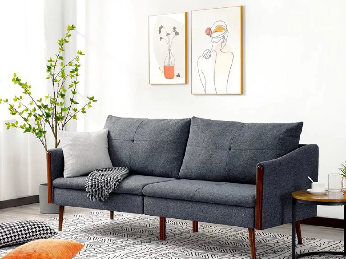 Ruang tamu kecil minimalis dengan sofa abu-abu dan dekorasi sederhana