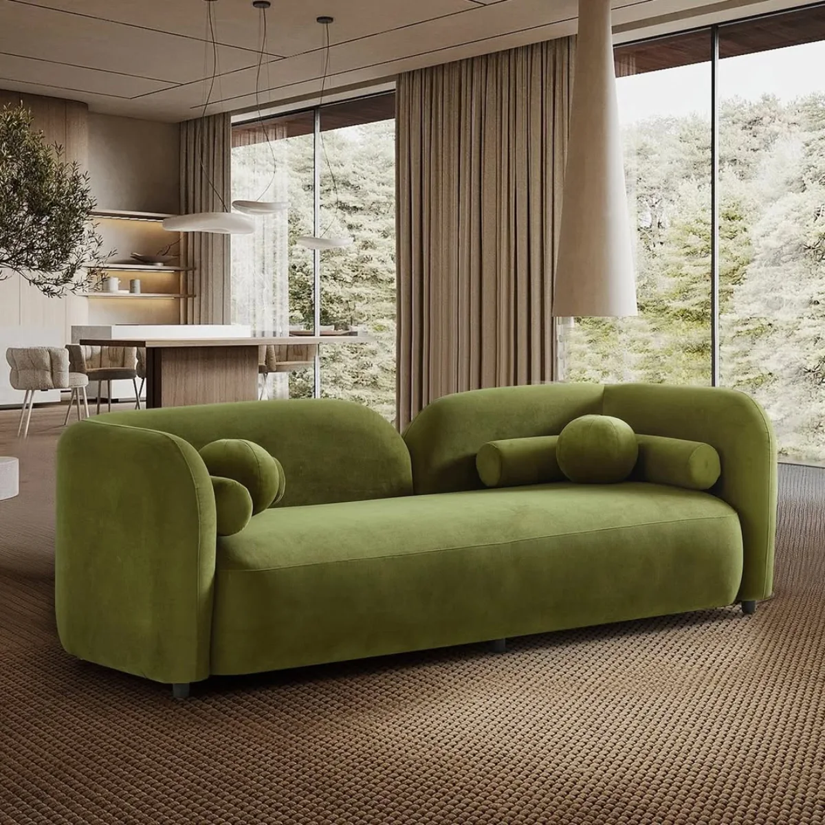 Sofa beludru hijau zaitun berdesain lengkung modern di ruang tamu minimalis dengan pemandangan alam