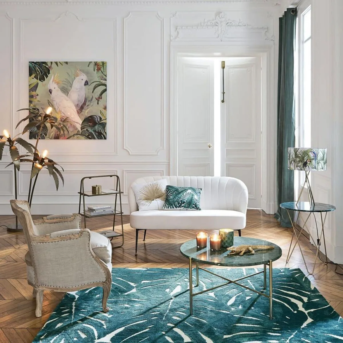 Karpet lantai bermotif daun tropis warna hijau teal berpadu dengan meja marmer bulat dan dekorasi natural