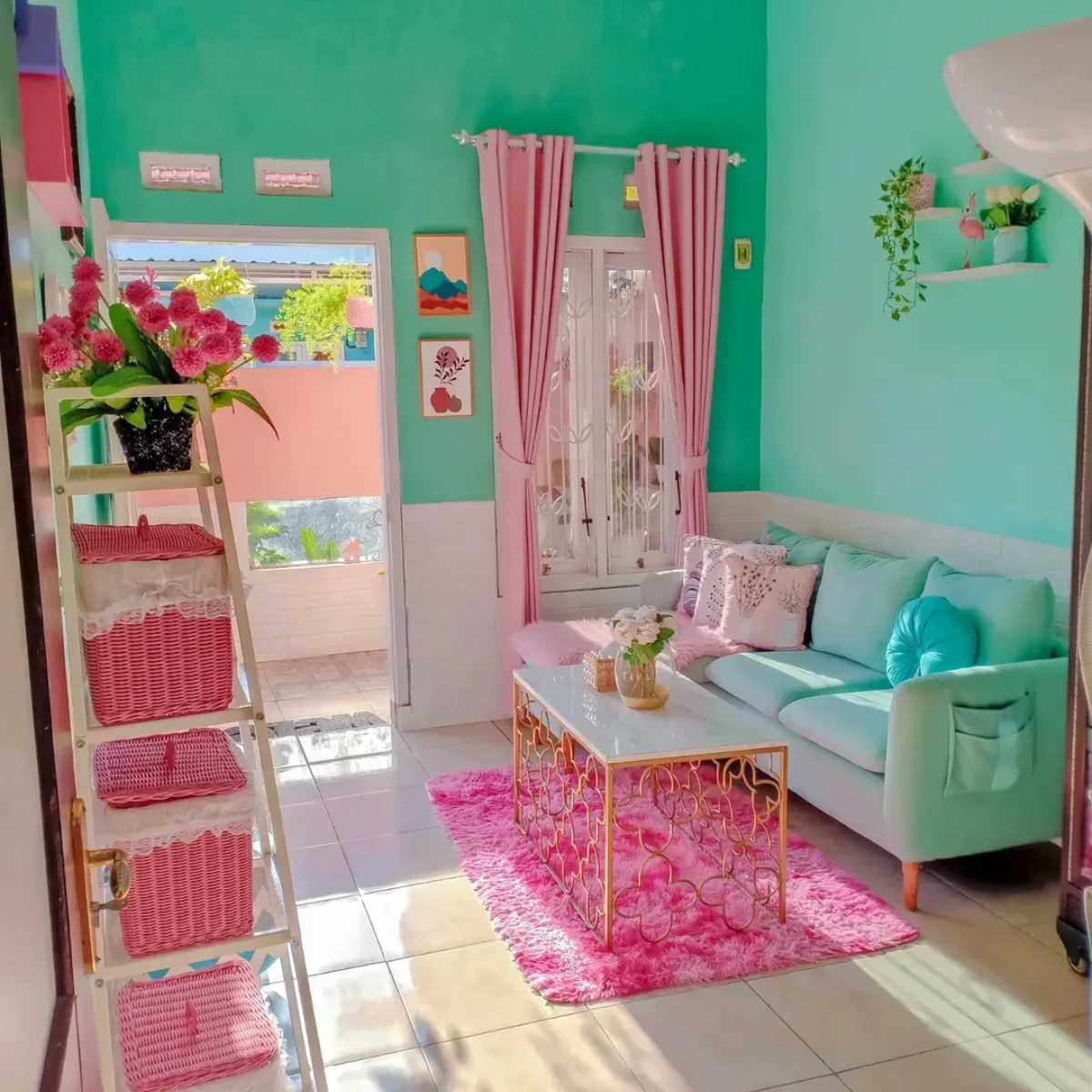 Inspirasi ruang tamu warna-warni pastel tabrak warna dengan dinding hijau toska, gorden pink, dan meja emas.