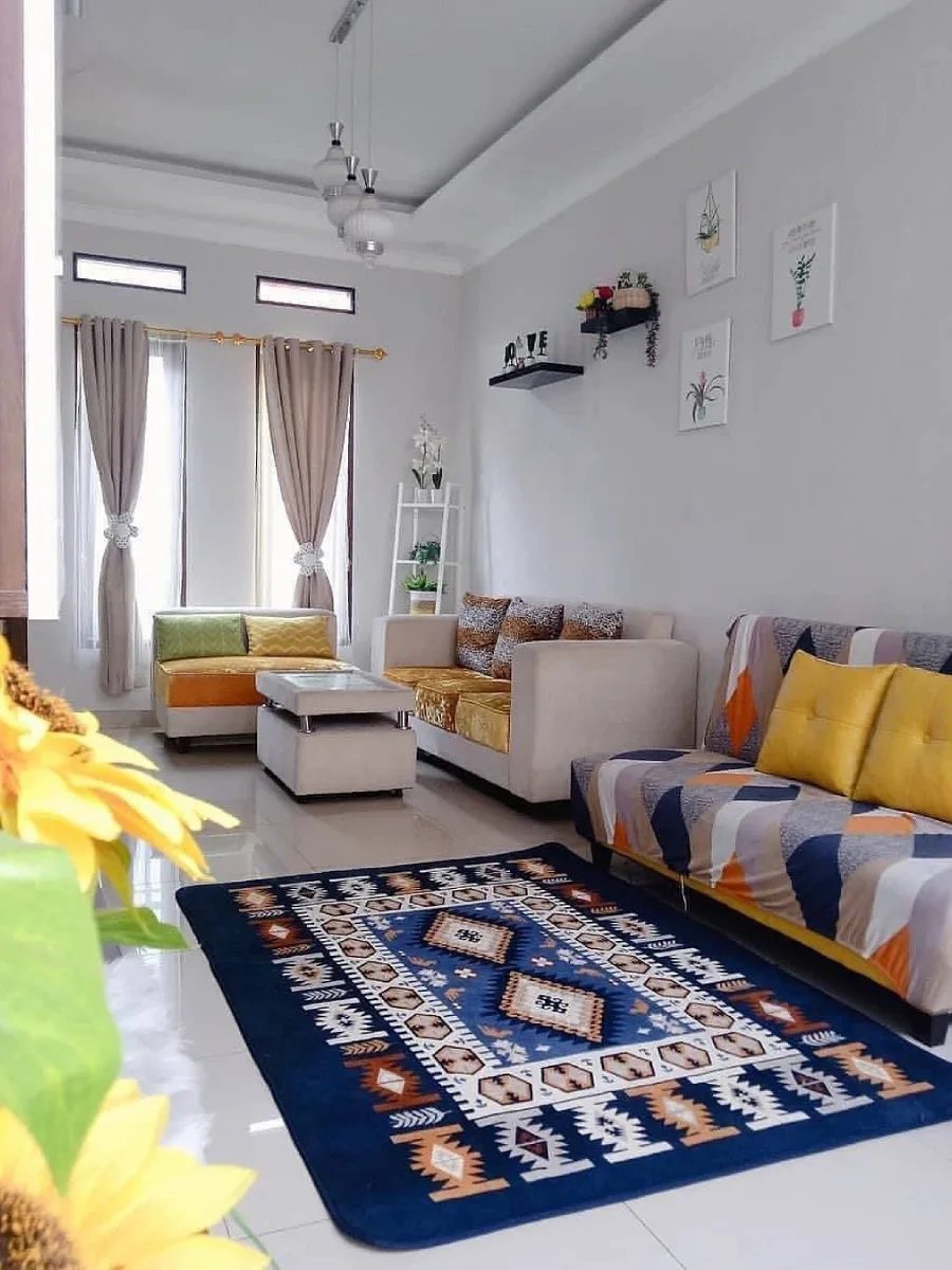 Inspirasi ruang tamu minimalis sederhana dengan karpet motif etnik biru dan aksen bantal kuning cerah.