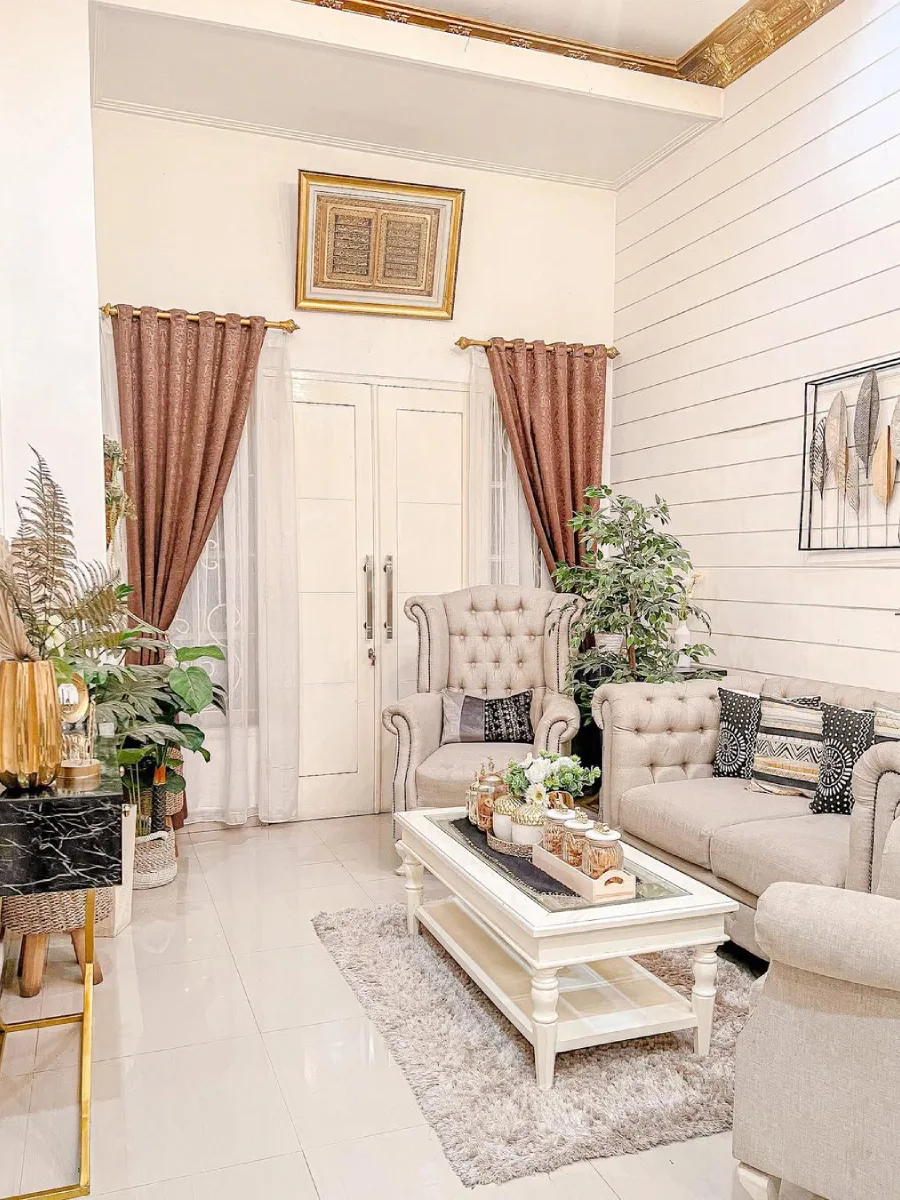 Desain ruang tamu elegan nuansa beige dengan set sofa kancing klasik (tufted sofa) dan meja kopi putih duco.