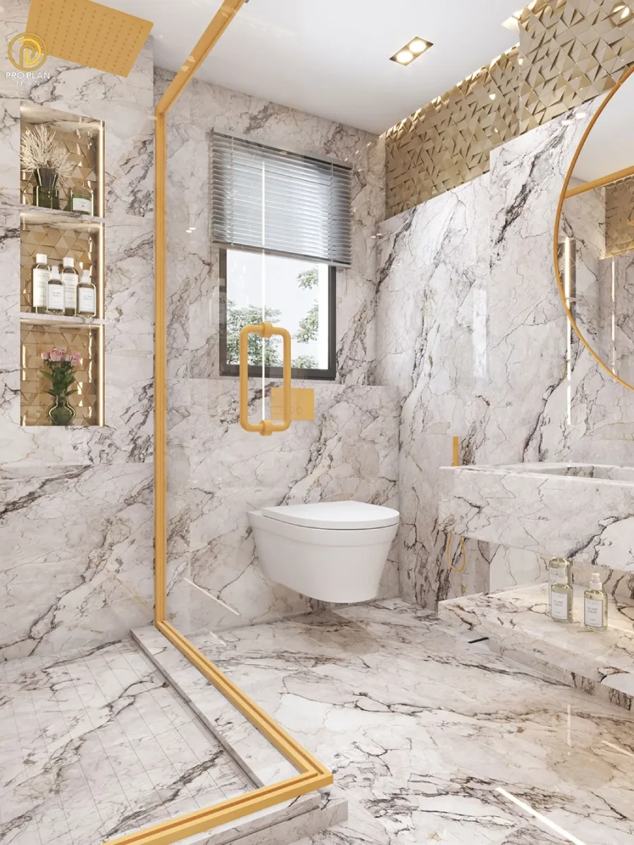 Kamar mandi mewah dengan dominasi marmer putih berurat abu-abu dan aksen emas (gold). Gambar menampilkan area shower dengan bingkai kaca emas, rak dinding bertingkat dengan pencahayaan emas, dan toilet gantung putih. Di bagian atas dinding terdapat detail tekstur geometris berwarna emas yang menambah kesan elegan.
