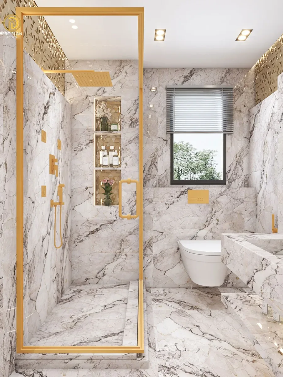 Tampilan luas dari kamar mandi mewah marmer putih. Terlihat shower box kaca dengan bingkai emas tebal, set shower berwarna emas, dan lantai marmer yang menyatu. Di sebelah kanan terdapat meja wastafel marmer gantung dan jendela dengan tirai venetian blinds yang memberikan cahaya alami.