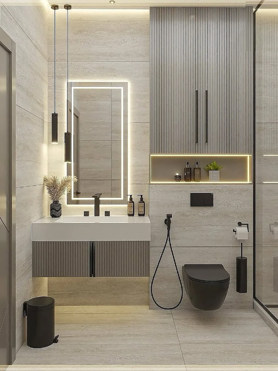 Desain kamar mandi elegan bernuansa abu-abu dengan cermin vertikal backlit, kabinet wastafel bertekstur garis, toilet hitam matte, dan rak dinding berlampu.